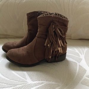 Girls size 1 fringe booties.